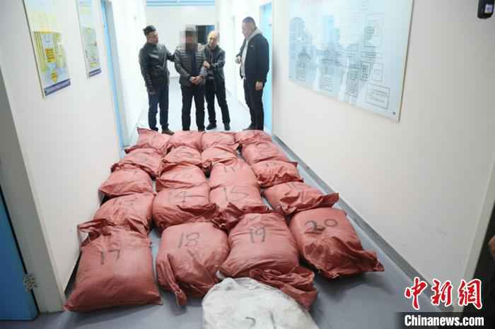 图为贩毒嫌疑人李某和缴获的毒品。 武子轲 摄  内蒙古警方侦破特大跨省贩卖毒品案 缴获各类毒品638公斤