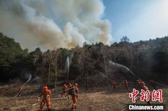 23日,山西榆社森林火灾现场,森林消防指战员正在进行扑救。 武俊杰 摄  山西榆社森林火灾明火全部扑灭 灾后调查评估工作组成立