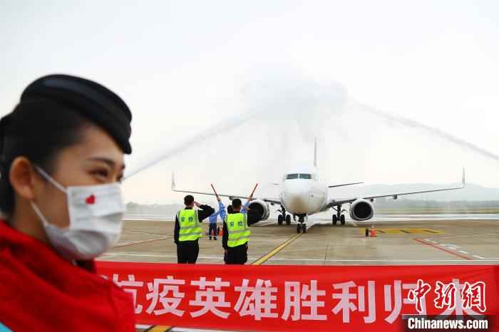 3月23日下午,载着江西援助湖北随州医疗队队员的航班降落南昌昌北国际机场,机场举行“过水门”仪式为胜利归来的抗疫英雄“接风洗尘”。 刘占昆 摄  369名队员凯旋!江西对口支援随州医疗防疫队返赣