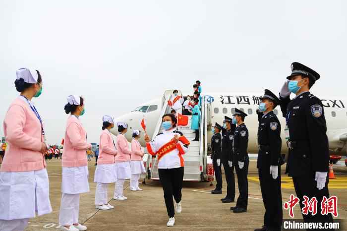 3月23日下午,江西援助湖北随州医疗队队员走下飞机。 刘占昆 摄  369名队员凯旋!江西对口支援随州医疗防疫队返赣