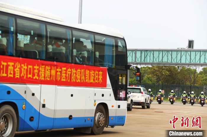 3月23日下午,载着江西援助湖北随州医疗队队员的大巴驶离南昌昌北国际机场。 刘占昆 摄  369名队员凯旋!江西对口支援随州医疗防疫队返赣