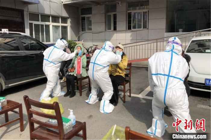 图为江西省疾控系统支援武汉防疫队检验组在采集咽拭子。 陈姝慧 摄  江西省疾控系统支援武汉防疫队满月记(图)