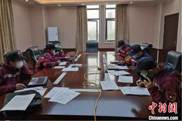 图为江西省疾控系统支援武汉防疫队流调组在写报告。 陈姝慧 摄  江西省疾控系统支援武汉防疫队满月记(图)