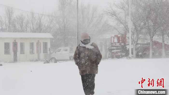 居民包裹严实。 孟瑞丽 摄  新疆北部降温降雪(图)