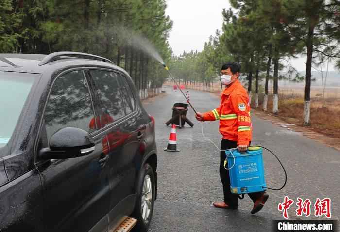 在江西省吉安市泰和县苑前镇,防疫人员正在对进村车辆进行消毒。(资料图) 邓和平 摄  江西累计治愈出院病例850例 87个县市区疫情风险低