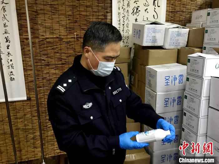 被虚假宣传为“预防抑制新冠病毒的消毒水”,经过警方调查,该款产品外包装上对于使用范围的描述仅为“用于紫外线灼伤、蚊虫叮咬及各类细菌引起的皮肤问题,以及轻微烫伤、烧伤、割伤的伤口清理”,功效等同于一般外用消毒药水。上海警方供图  “预防抑制新冠病毒消毒水”? 沪警方侦破虚假广告牟利案
