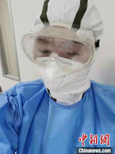 图为医护人员戴着起雾的护目镜。青海省第四人民医院供图  青海隔离病房里的“疫”线战士:最大的力量来自患者