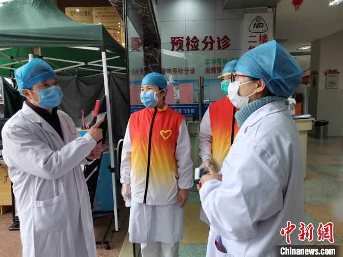 南平市第一医院是该市新冠肺炎的定点医院,也是该市抗击新冠肺炎的“主战场”。截至目前,兰毅医生已在战“疫”一线值守第54天。南平市第一医院供图  闽北山区战“疫”摆渡人兰毅:24小时在线 54天不间断坚守