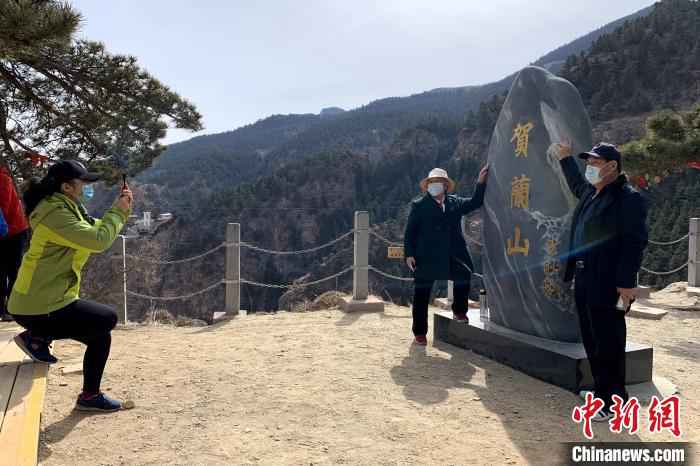 游客在景区内拍照留念。 李佩珊 摄  贺兰山间春风起 游客理性踏青游