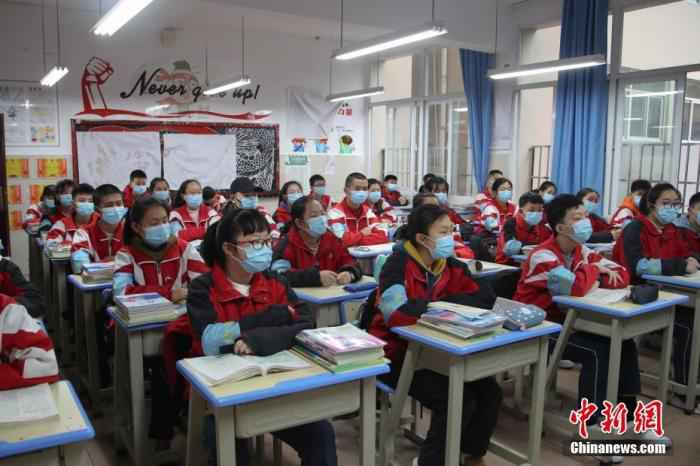 3月16日,贵州省贵阳市第十中学初三学生正在上课。当天,随着新冠肺炎疫情防控形势积极向好,贵州省内各中学高三初三年级开学复课,恢复正常教学秩序。 中新社记者 瞿宏伦 摄  14省份确诊病例“清零”!生活可以回归正常了吗?