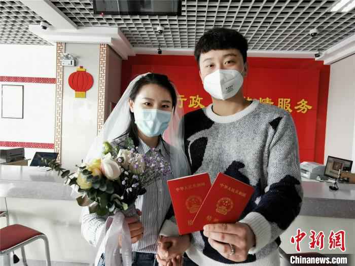 一对情侣顺利领取结婚证 韩章云 摄  疫情下的婚姻登记处:结婚的少,离婚的更少